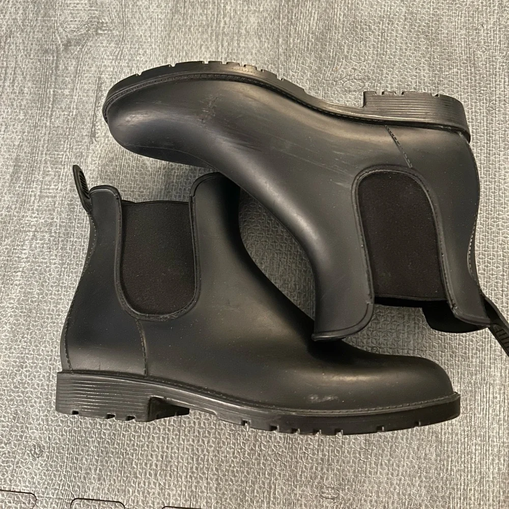 Black Rubber Chelsea Boots size 7.